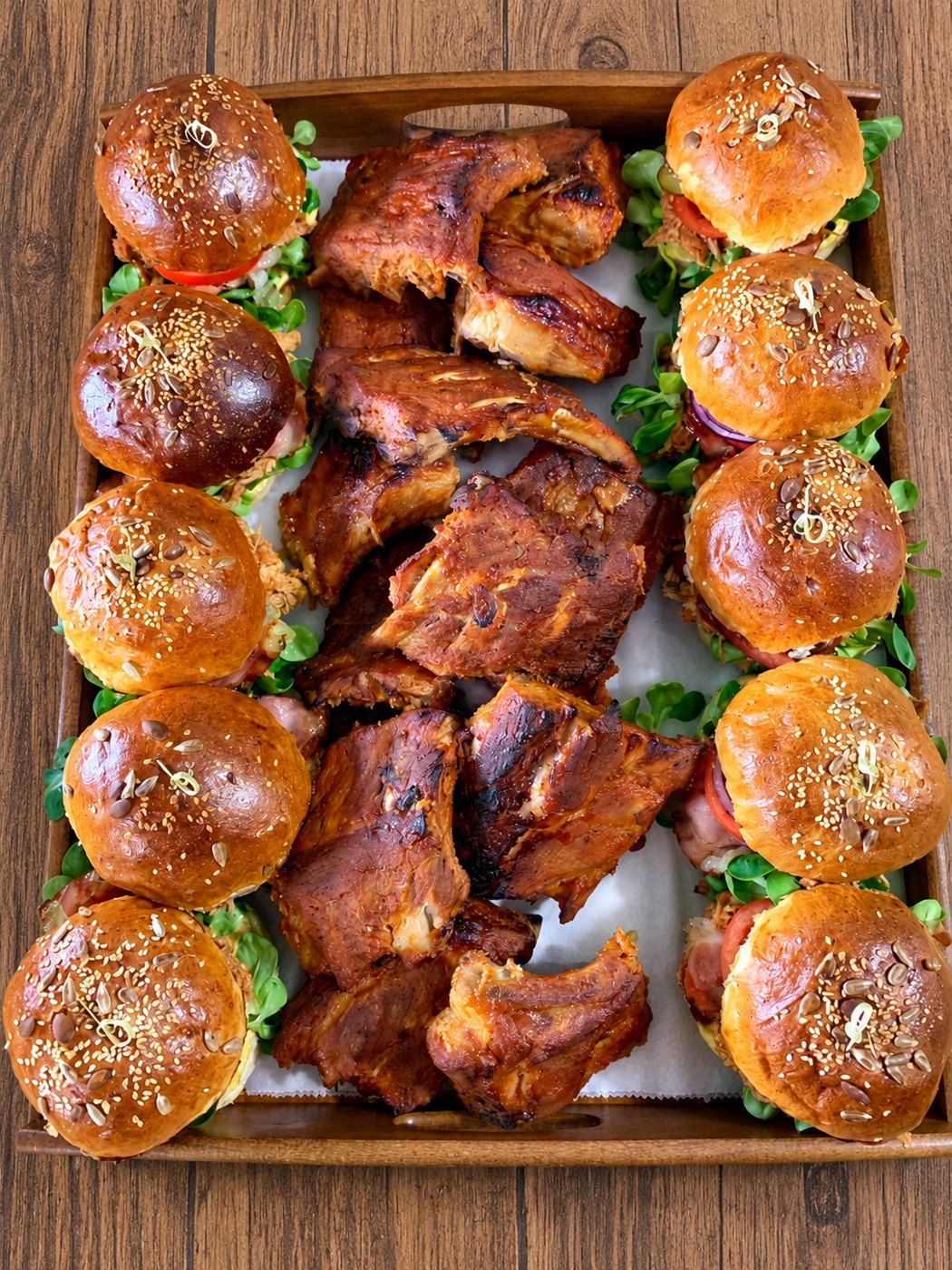 BBQ Board cu 10 burgeri pulled pork și coaste de porc BBQ, pe tavă de lemn