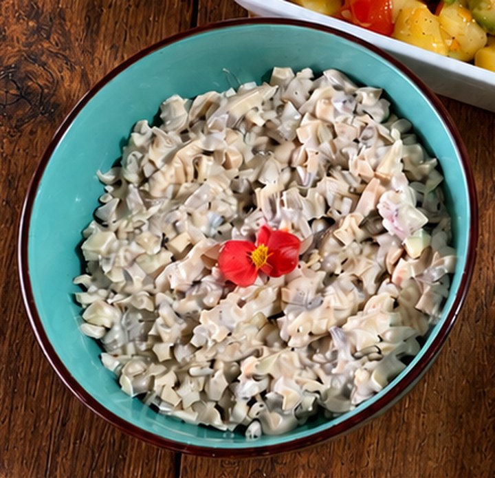 Salată de ciuperci cu maioneză, în bol